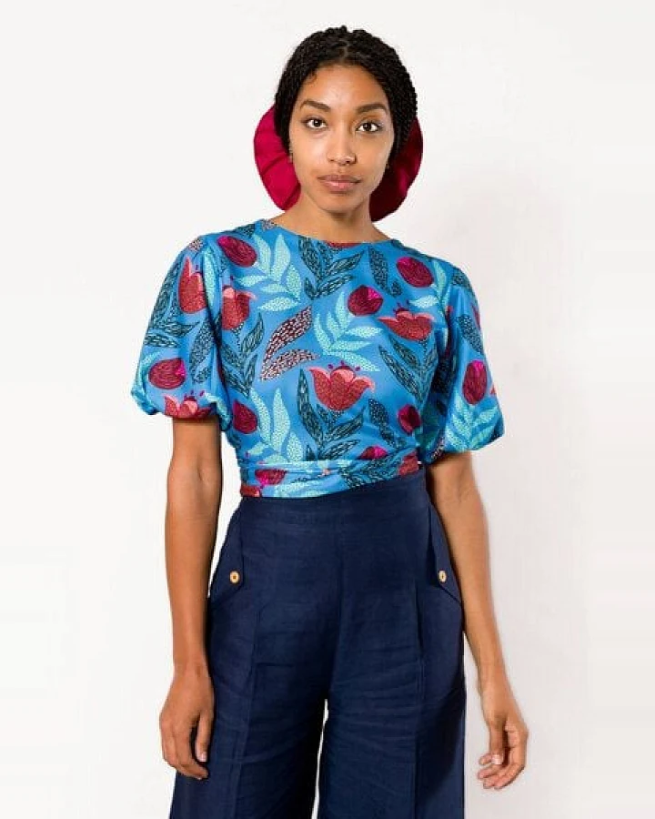 Nevice Blaue geblümte Wickelbluse