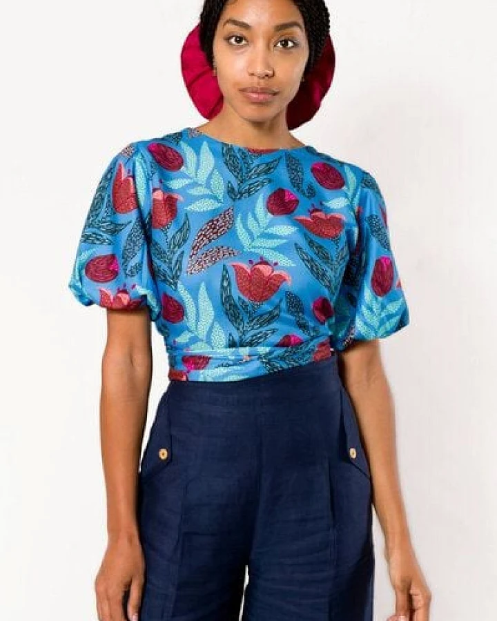 Nevice Blaue geblümte Wickelbluse
