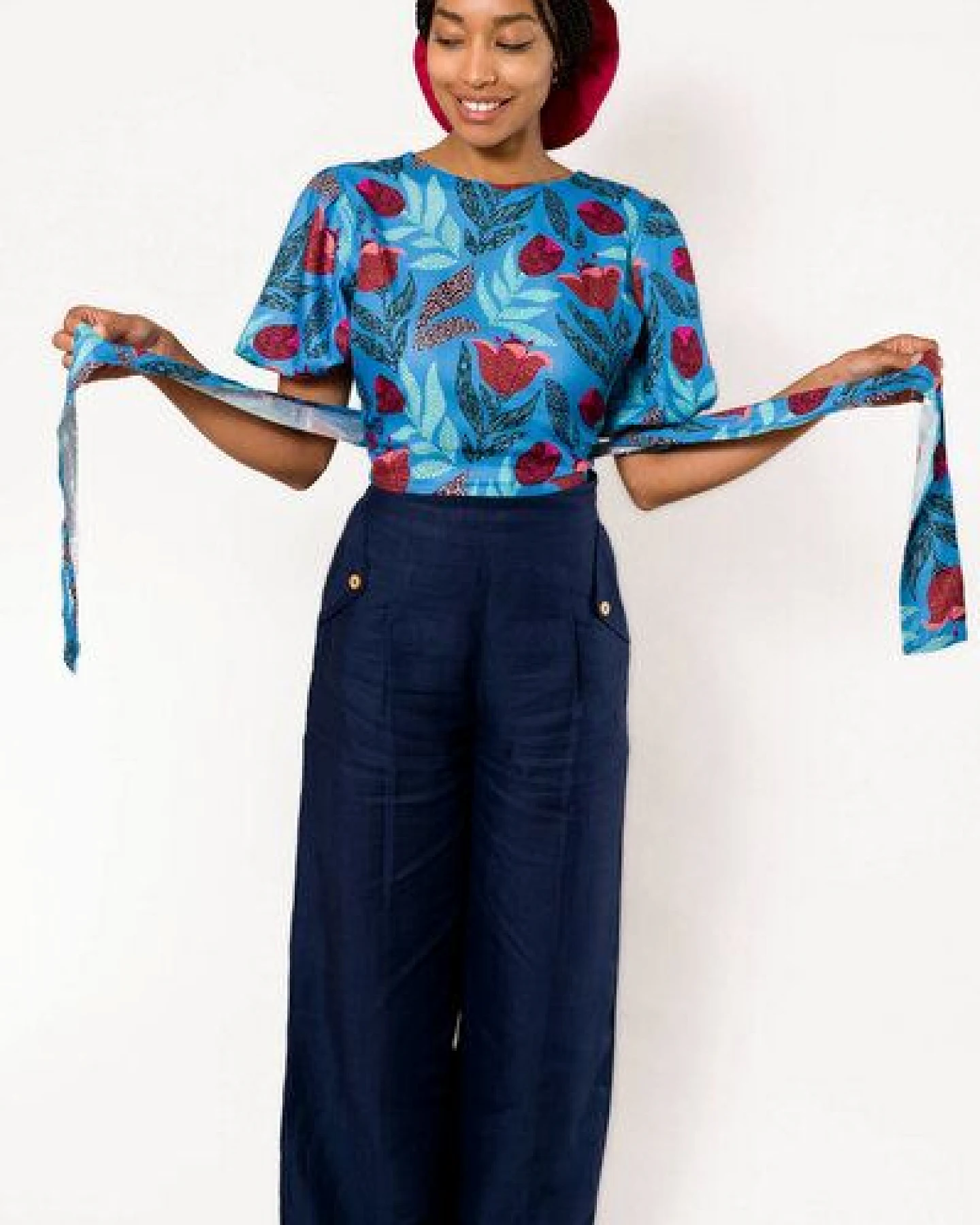 Nevice Blaue geblümte Wickelbluse – Ansicht 3