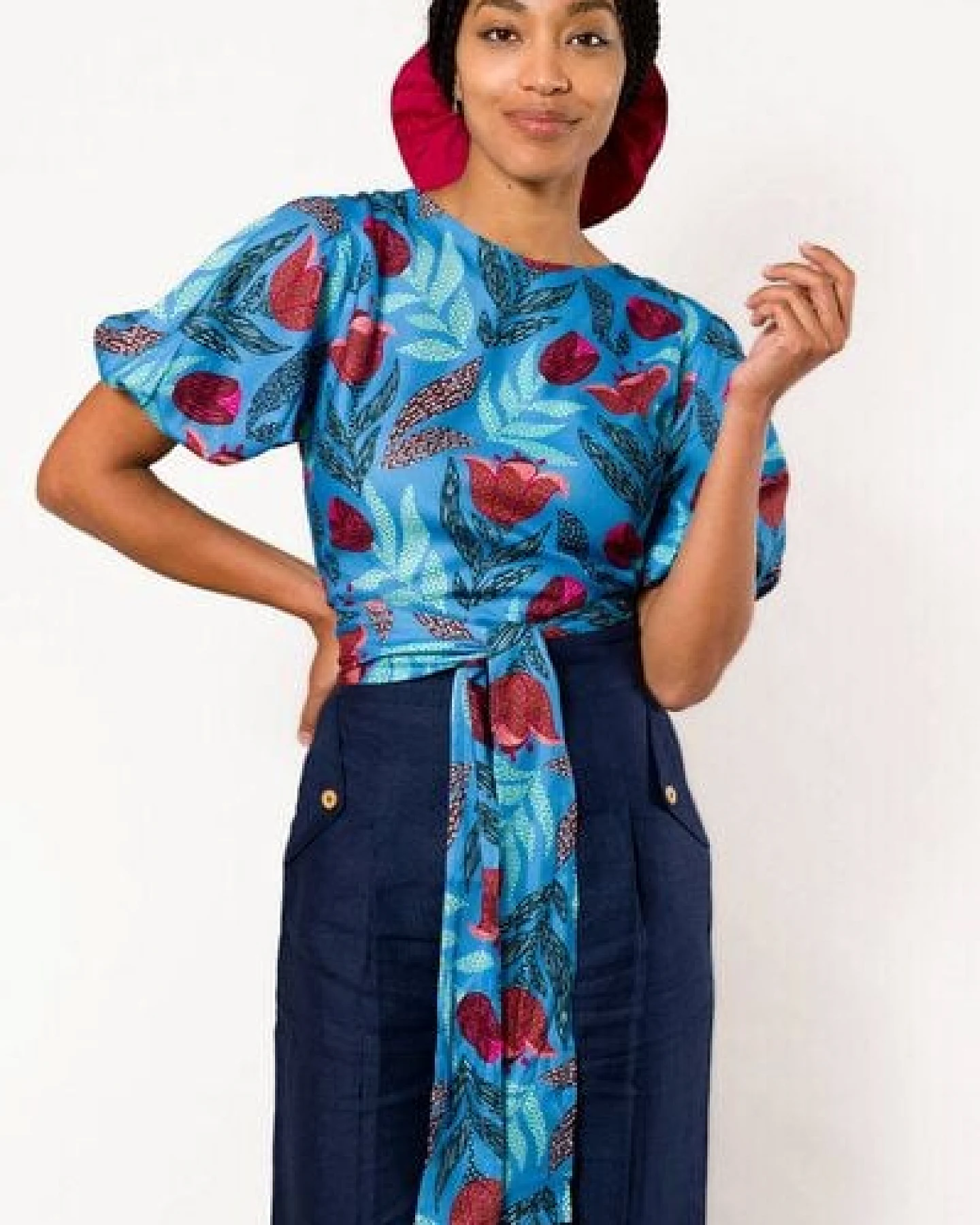Nevice Blaue geblümte Wickelbluse – Ansicht 4