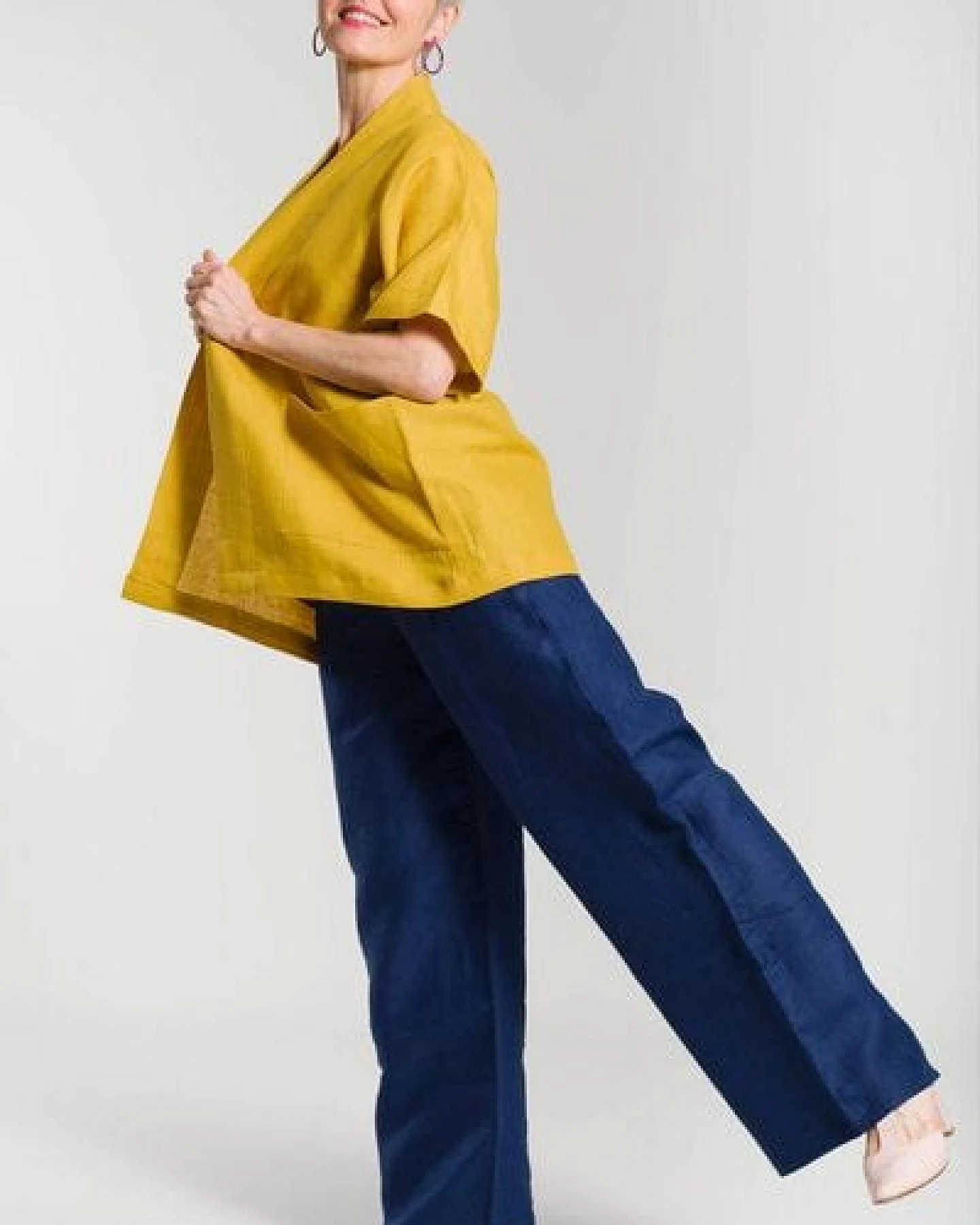 Nevice Gelber kurzer Kimono aus Leinen – Ansicht 3