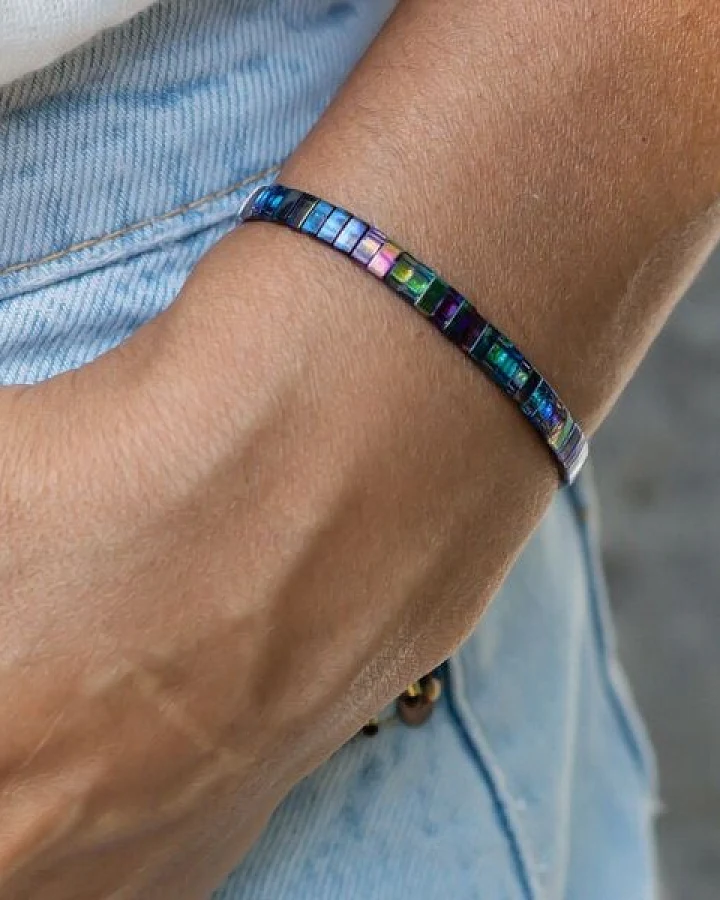 juni Blaues Perlenarmband "Mermaid" mit verstellbarer Verschluss-Schiebeperle aus recyceltem Gold oder Silber
