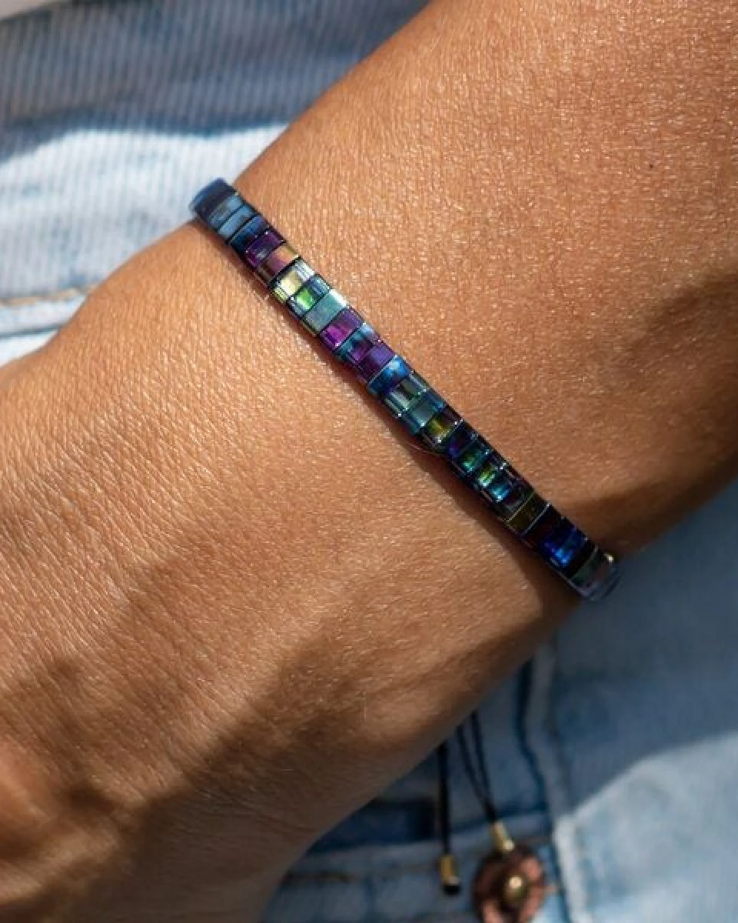 juni Blaues Perlenarmband "Mermaid" mit verstellbarer Verschluss-Schiebeperle aus recyceltem Gold oder Silber – Ansicht 3