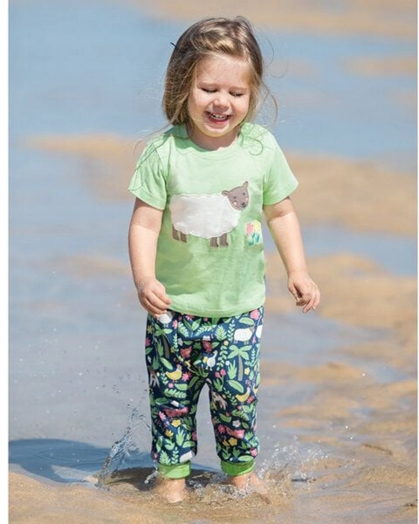 Frugi T-Shirt mit Schaf in grün – Ansicht 2
