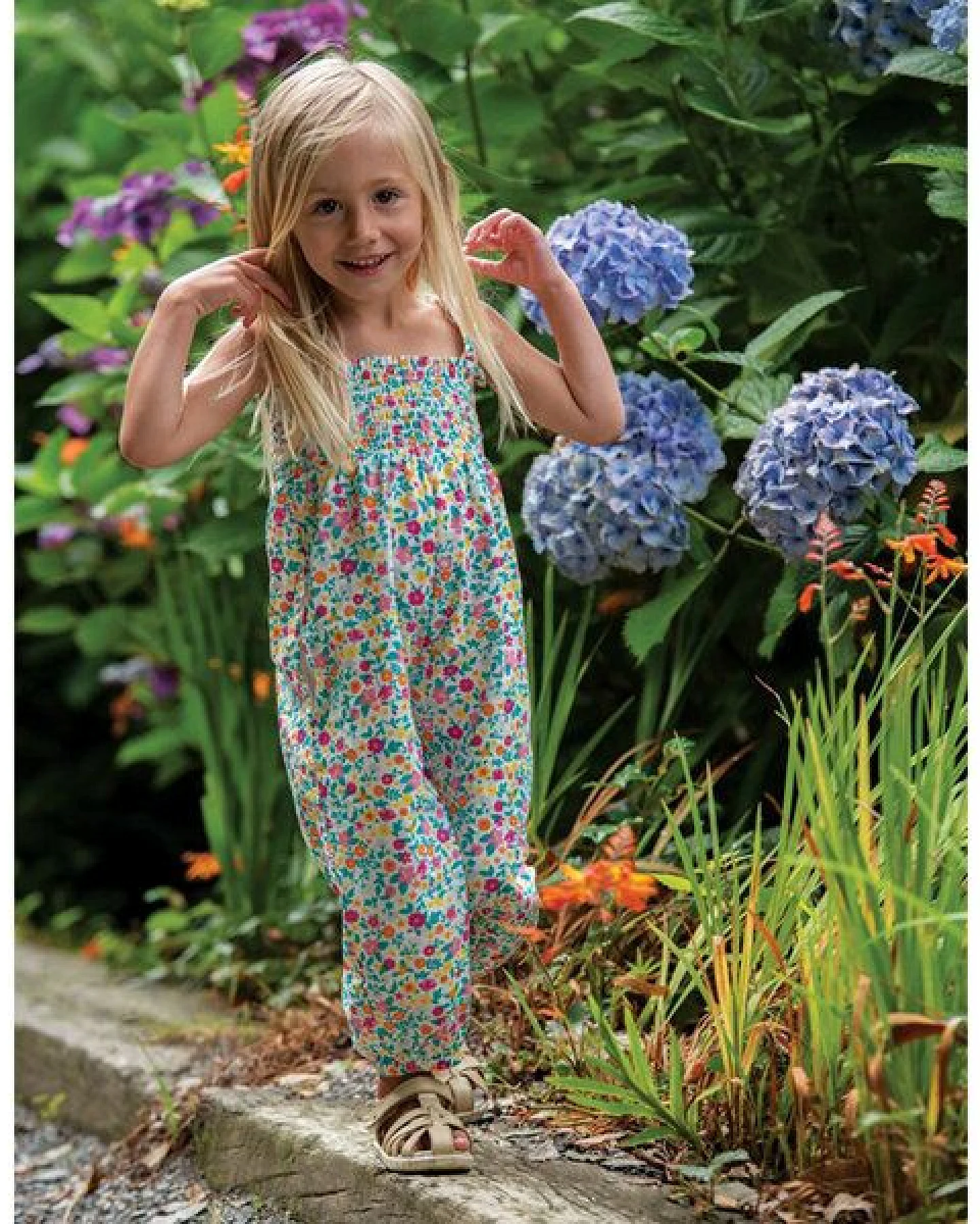 Frugi Latzhose Safia mit Blumenmuster Sommerhose – Ansicht 2