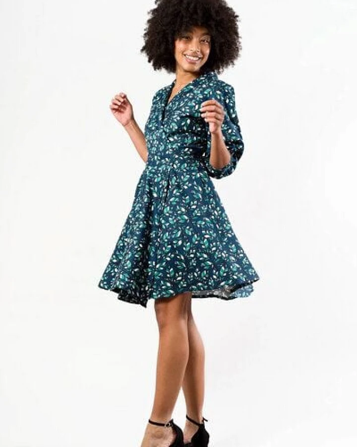 Nevice Blaues Wickelkleid aus Bio-Baumwolle