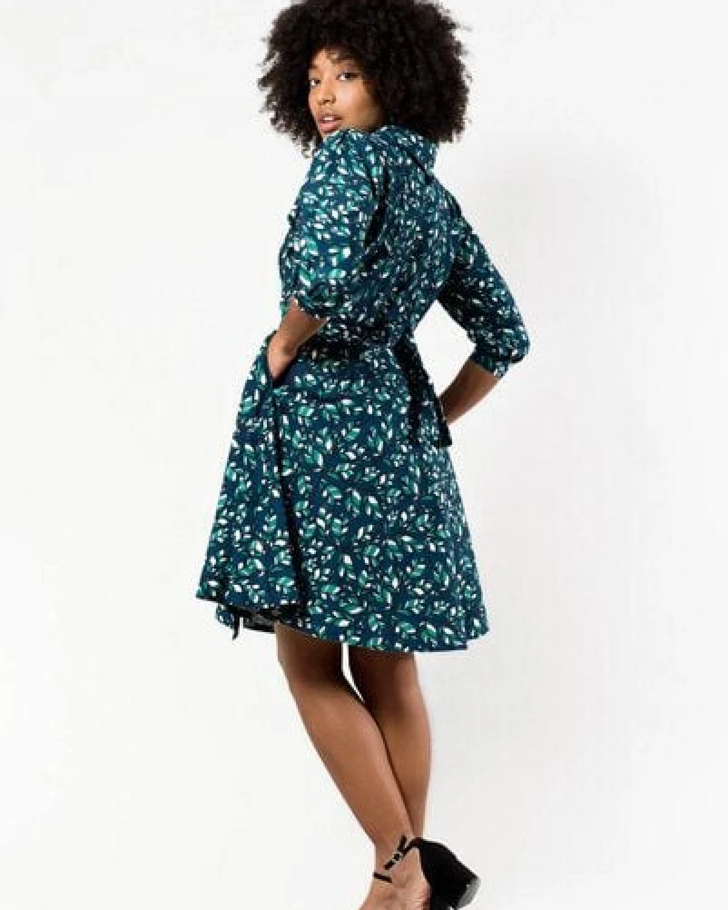 Nevice Blaues Wickelkleid aus Bio-Baumwolle – Ansicht 4