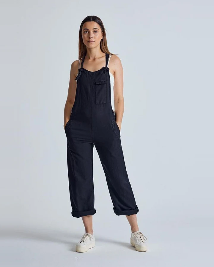 Flax and Loom Damen vegan Latzhose Leinen Mary Lou Schwarz