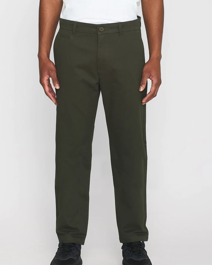 KnowledgeCotton Apparel Herren vegan Chino-Hose Chuck Regular Twill Forrest Nachtgrün