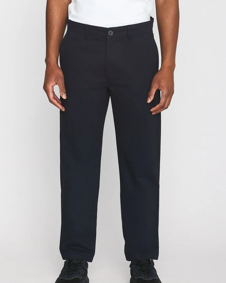 KnowledgeCotton Apparel Herren vegan Chino-Hose Chuck Regular Twill Schwarz Jet
