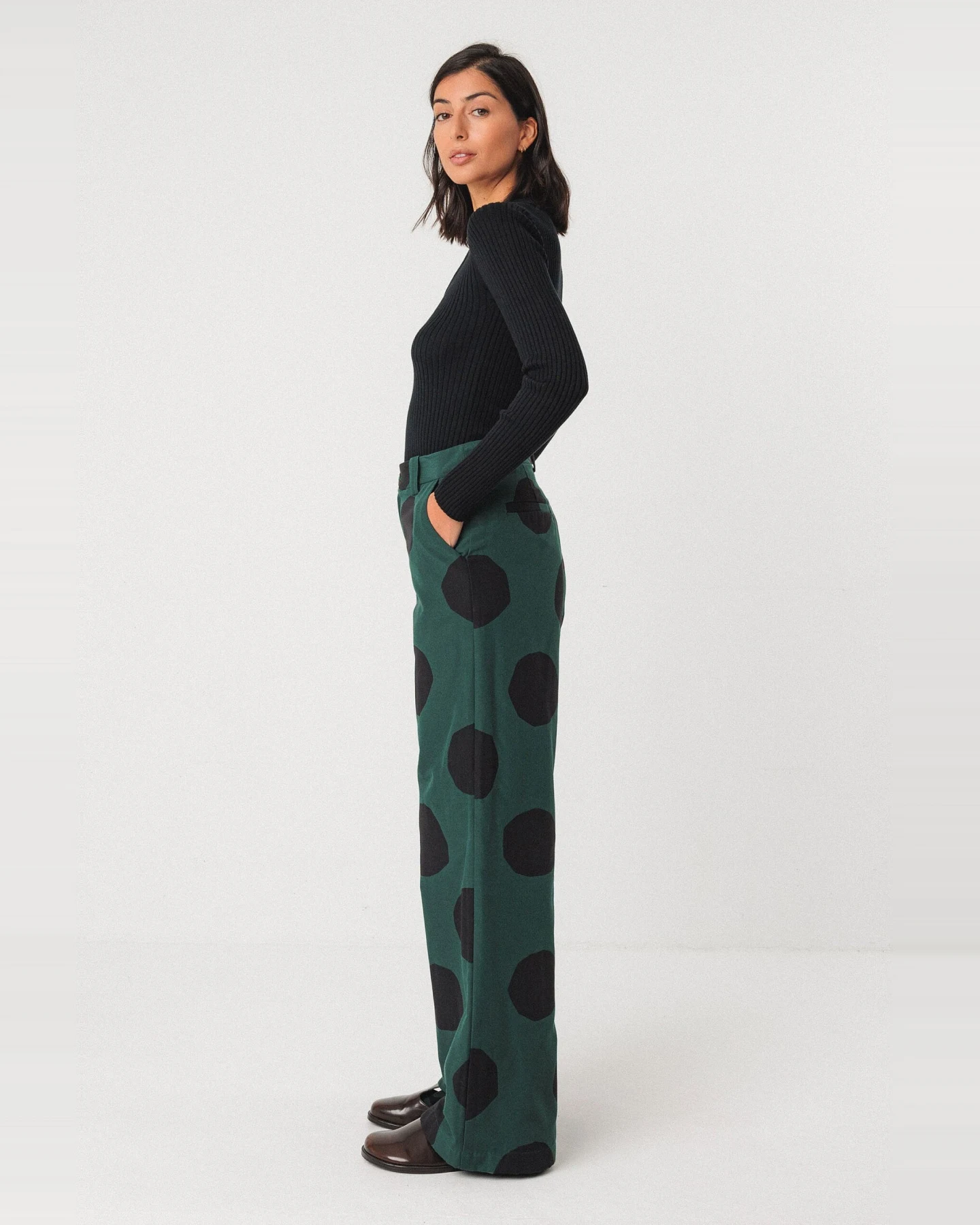 SKFK Damen vegan Hose Napari Grün/Schwarz – Ansicht 2