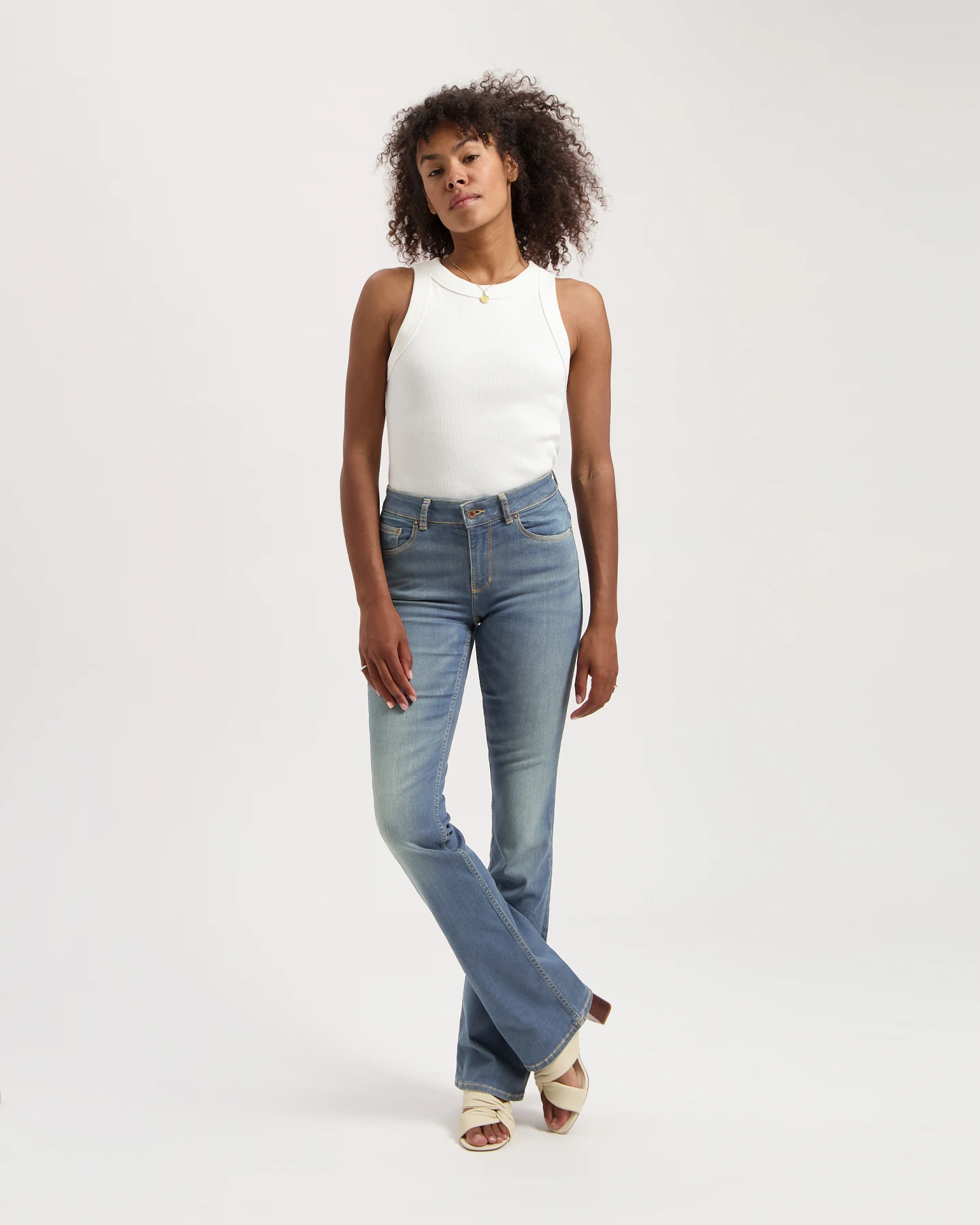 Kuyichi Damen vegan Jeans Amy Bootcut Everblue – Ansicht 2
