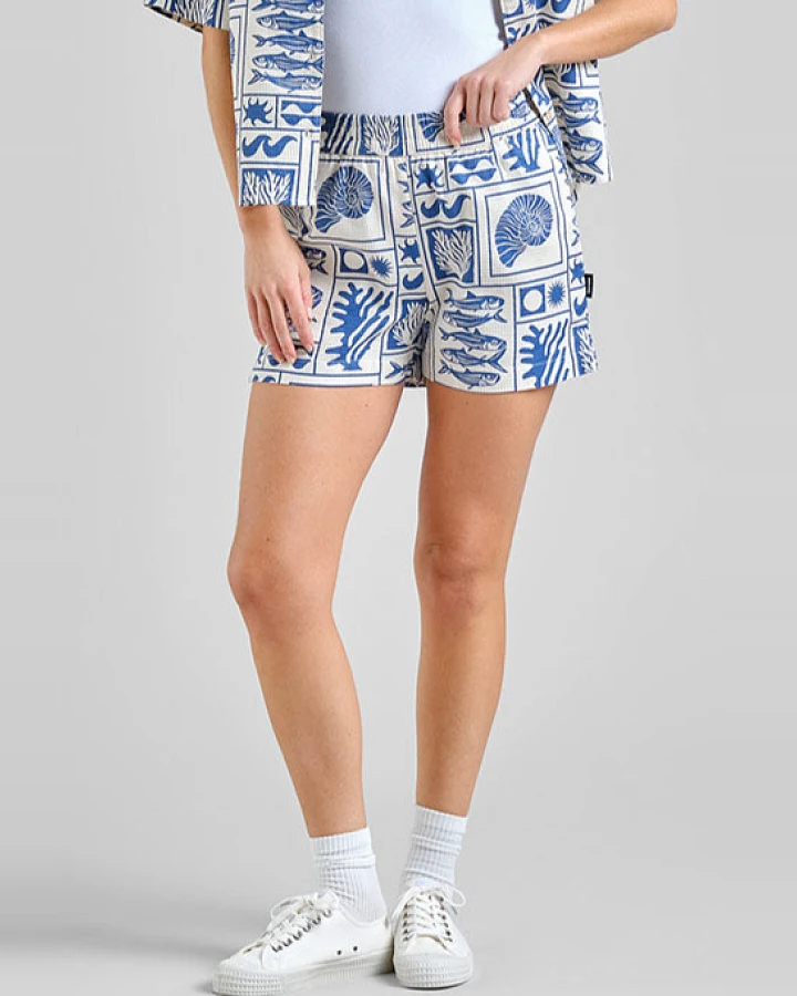 DEDICATED Damen vegan Shorts Aspudden Ozeanblau/Weiß