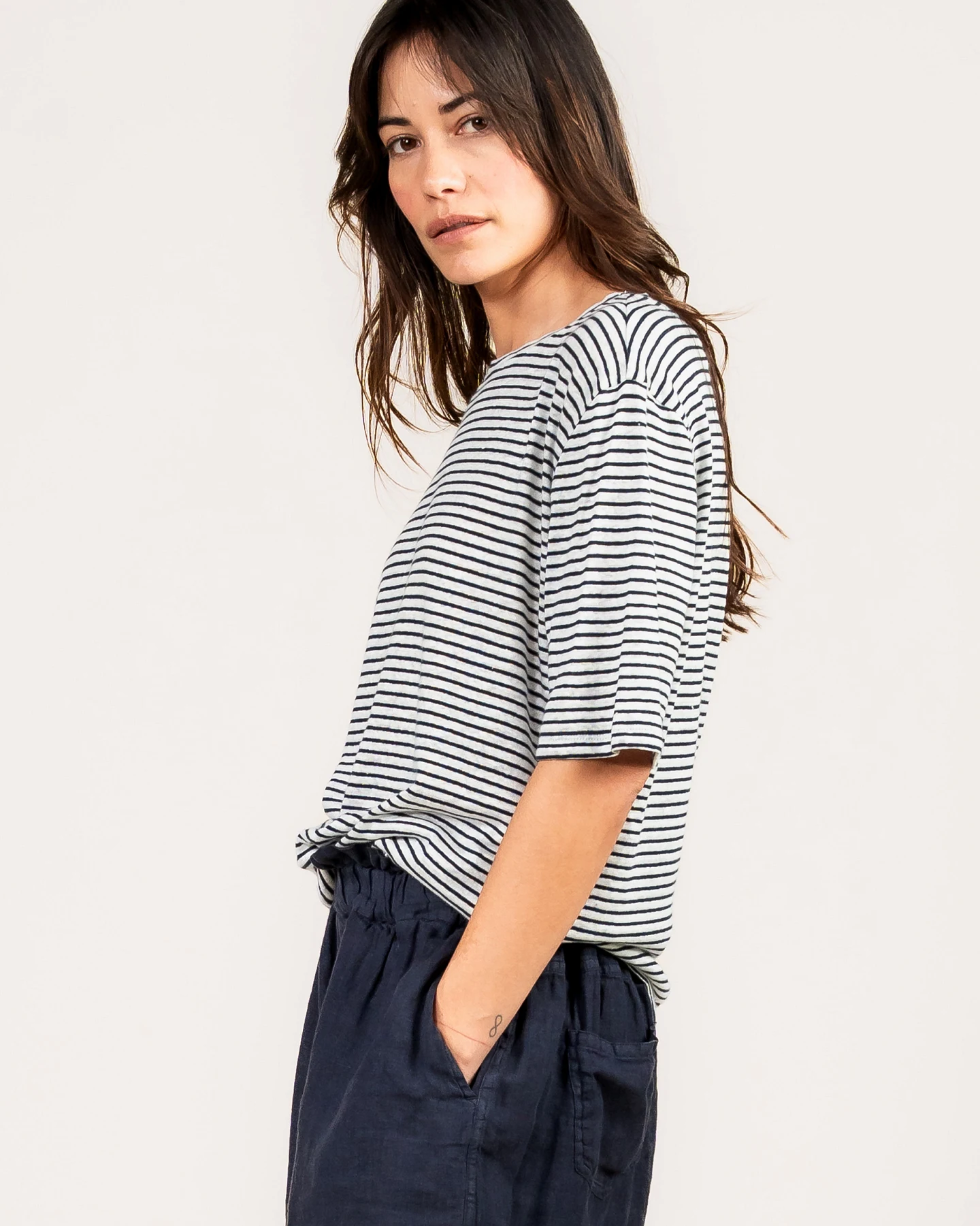 Kuyichi Damen vegan T-Shirt Olivia Gestreift Mitternachtsblau – Ansicht 2