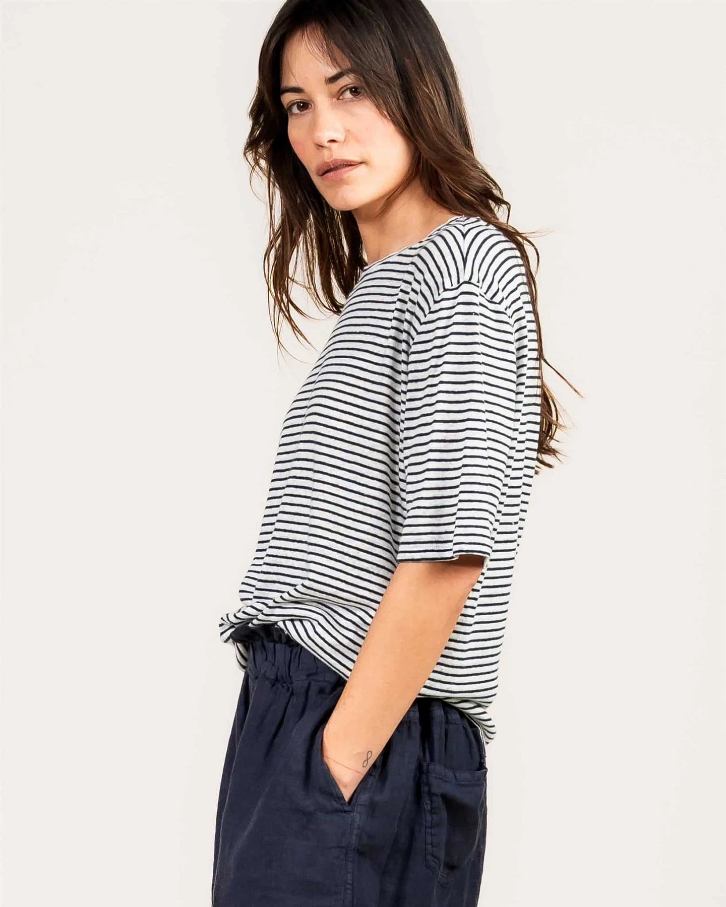 Kuyichi Damen vegan T-Shirt Olivia Weiß/Marineblau – Ansicht 2