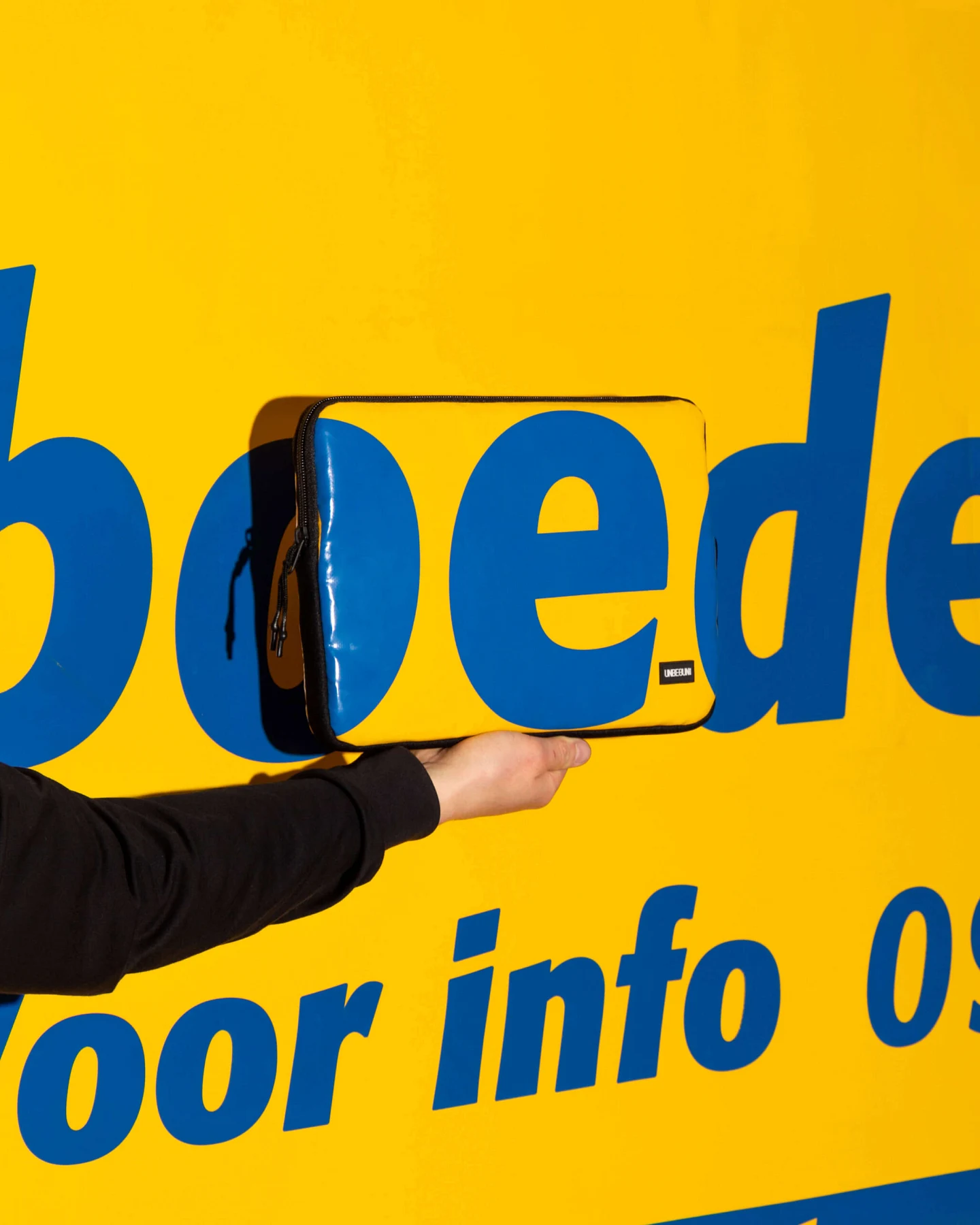 UNBEGUN Herren vegan Laptop-Hülle Druck Gelb/Blau – Ansicht 2