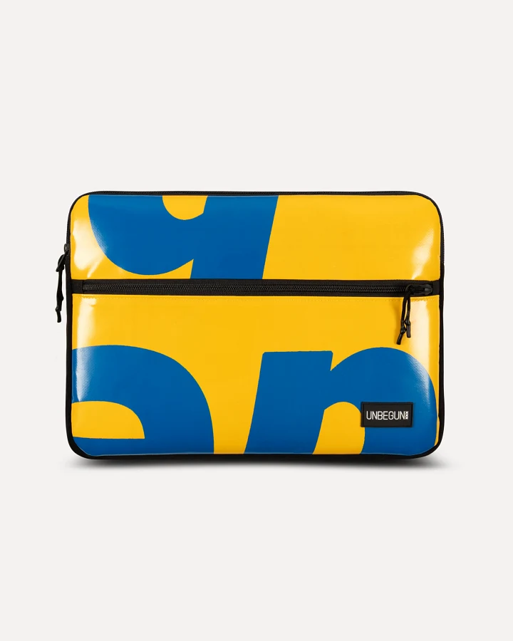 UNBEGUN Damen vegan Laptop-Tasche Mit Fronttaschenaufdruck Ii Blau/ Gelb
