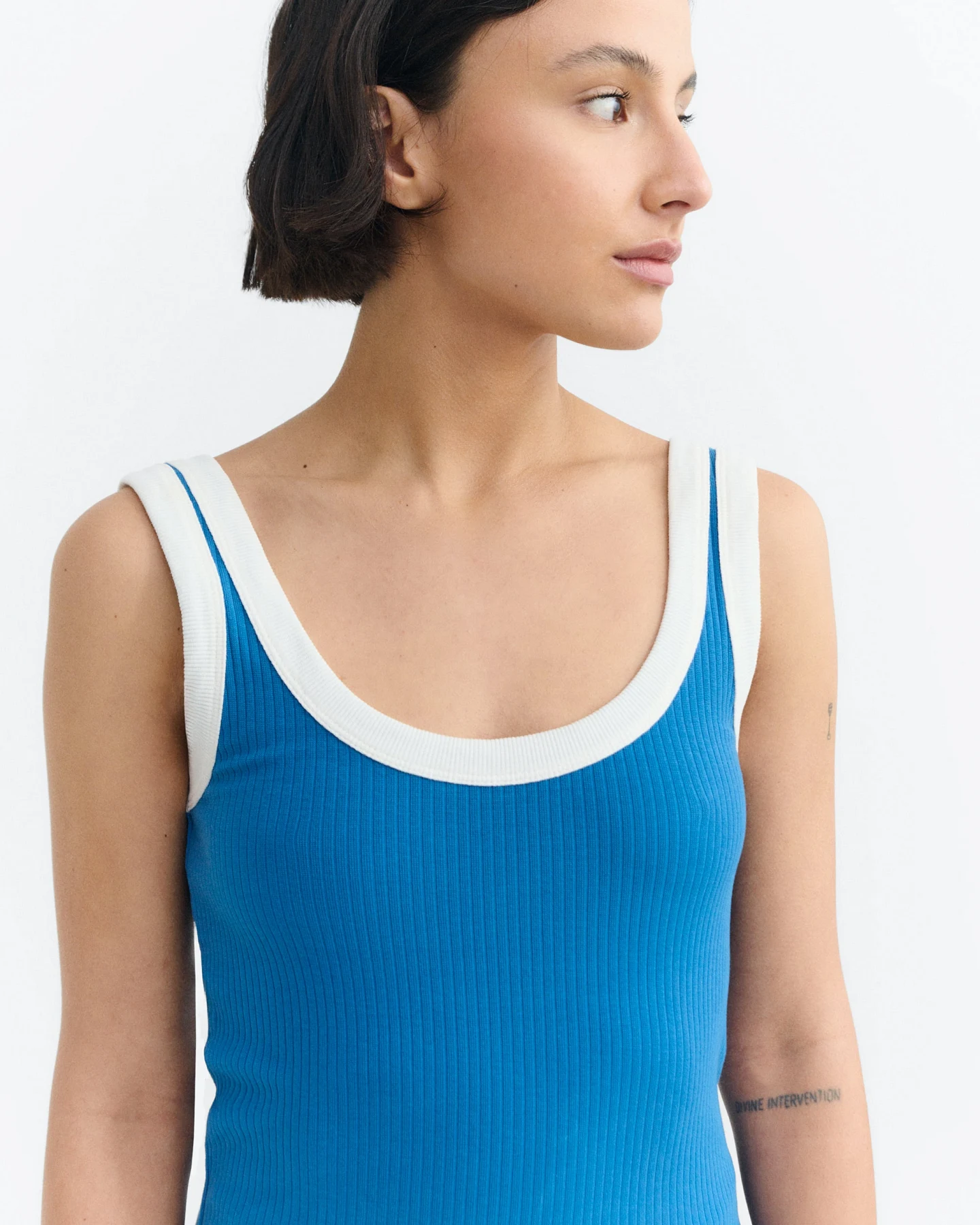 Thinking MU Damen vegan Top Julia Gerippt Blau Weiß Kontrast – Ansicht 2