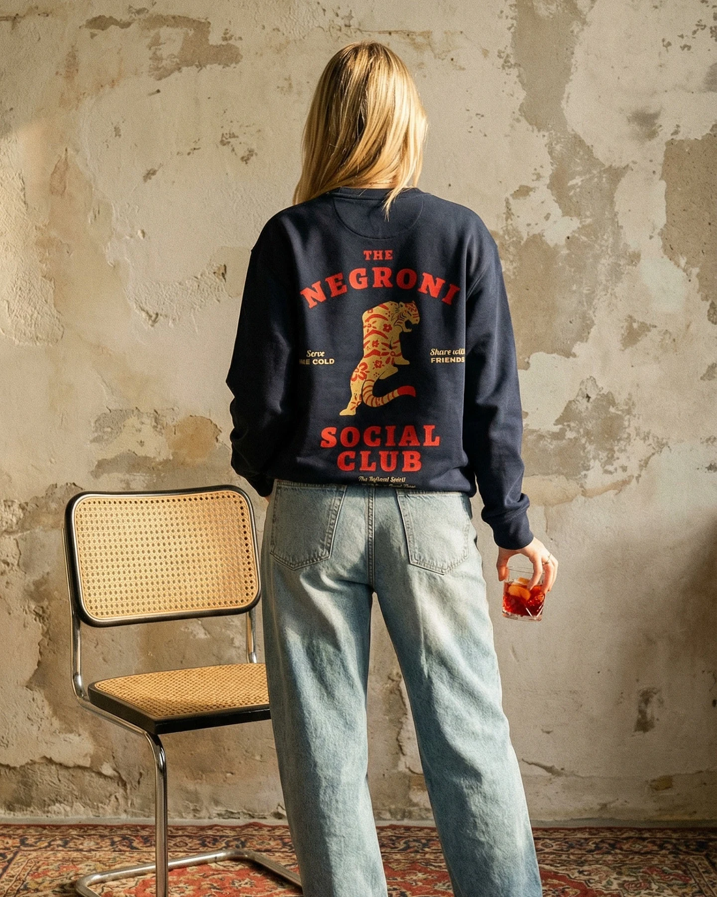 The Refined Spirit Damen vegan Sweatshirt Unisex The Negroni Social Club French Navy – Ansicht 2