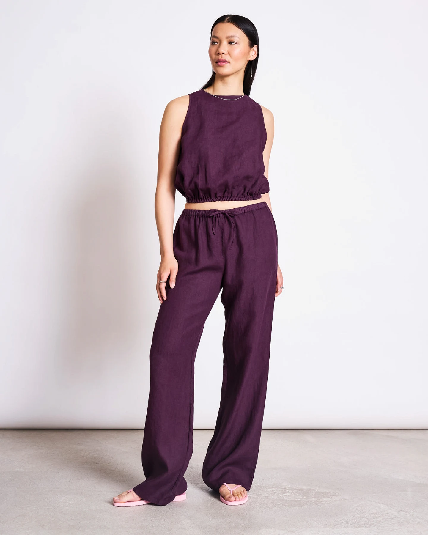 JAN 'N JUNE Damen vegan Hose Sjov Drawstring Cherry Lacquer – Ansicht 2