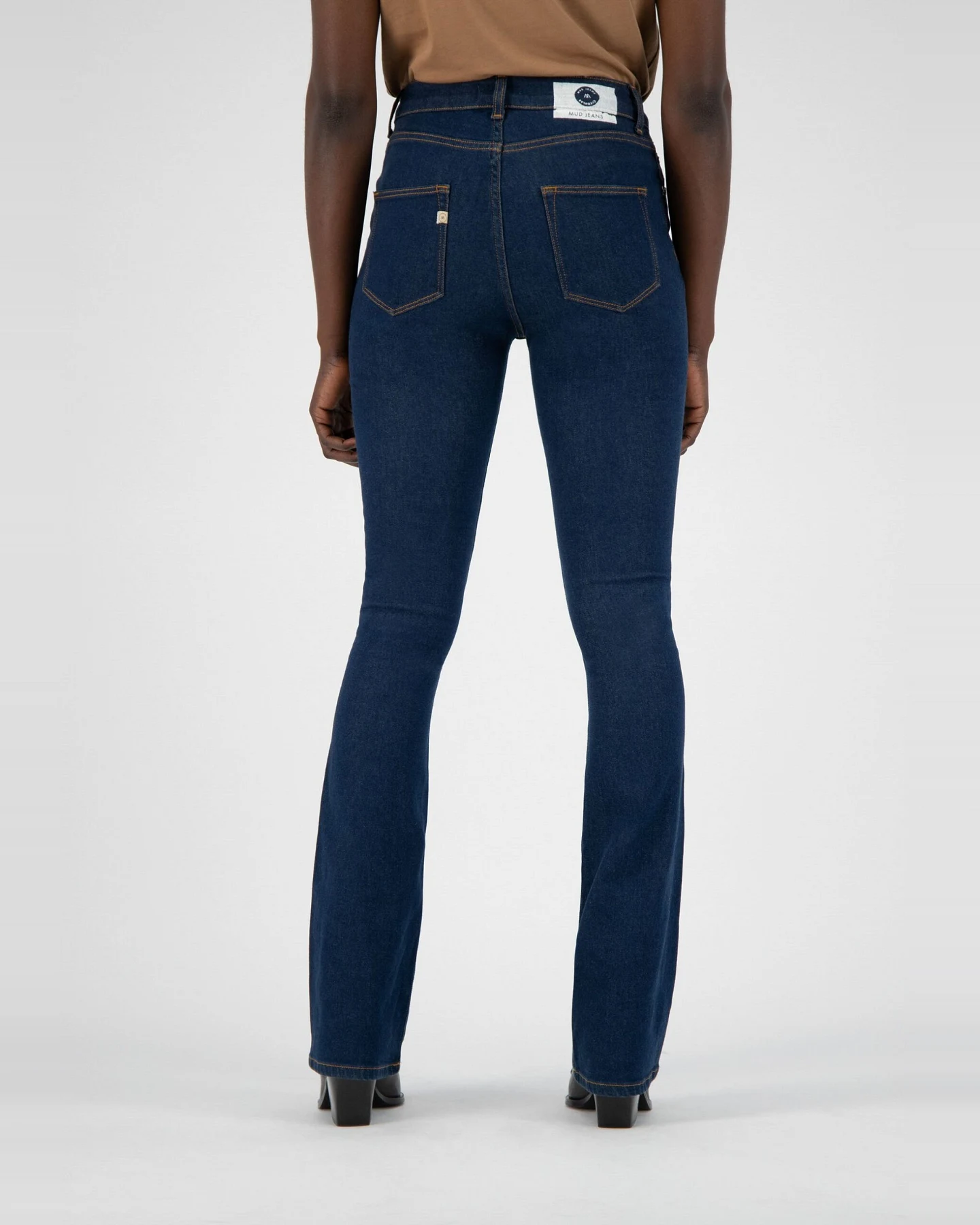 MUD Jeans Damen vegan Jeans Flared Hazen Dunkelblau – Ansicht 2