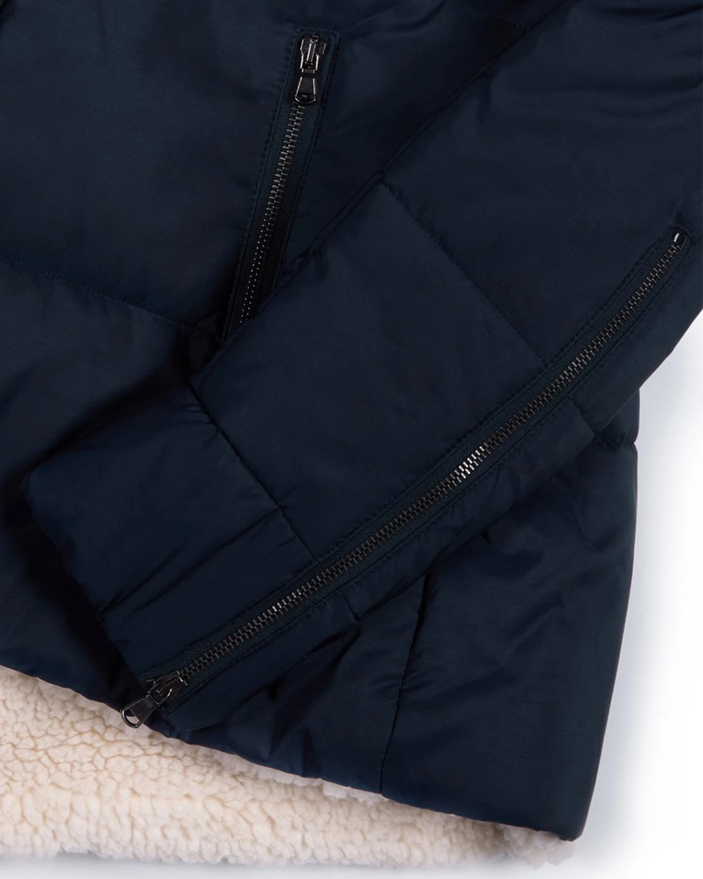 Will's Vegan Store Damen vegan Puffer Veganes Lammfell Dunkelblau & Creme – Ansicht 2
