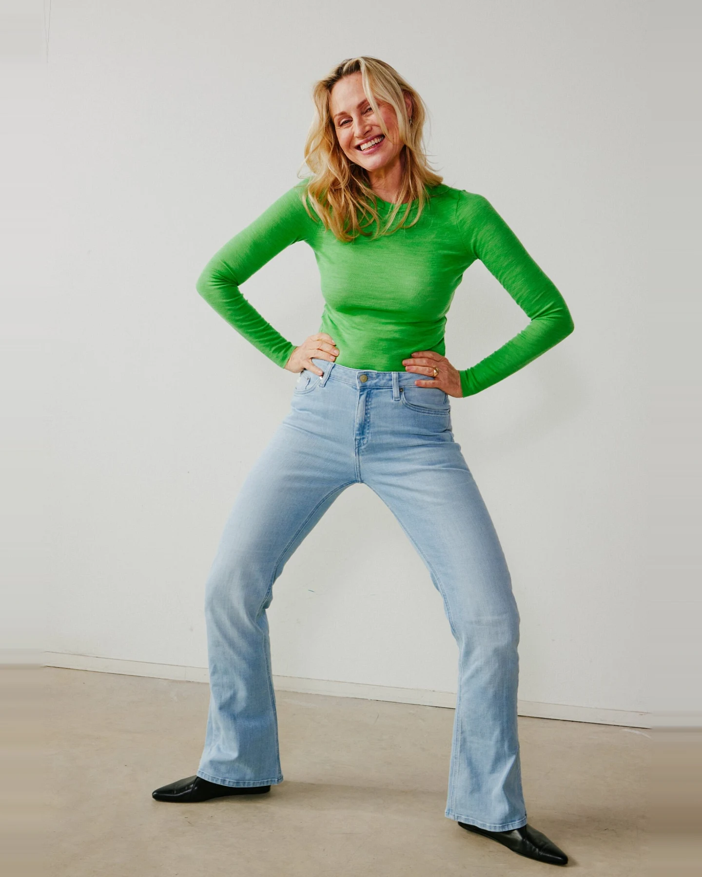MUD Jeans Damen vegan Jeans Flared Isy Sunny Stone Blau – Ansicht 2