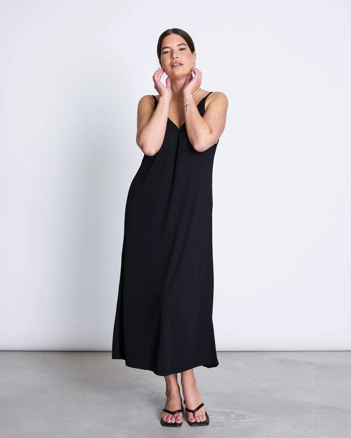 JAN 'N JUNE Damen vegan Midikleid Triangel Schwarz – Ansicht 2