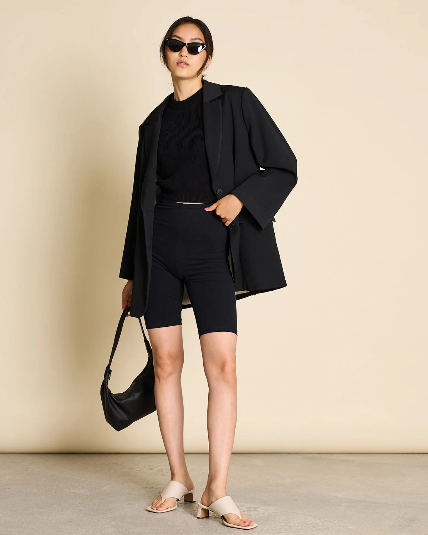 JAN 'N JUNE Damen vegan Biker Shorts Schwarz – Ansicht 2