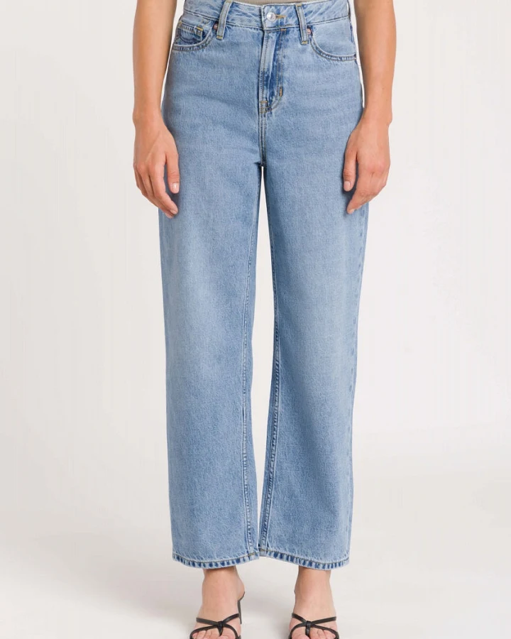 Kings of Indigo Damen vegan Cropped Jeans Liora Cindy Washed Hellblau