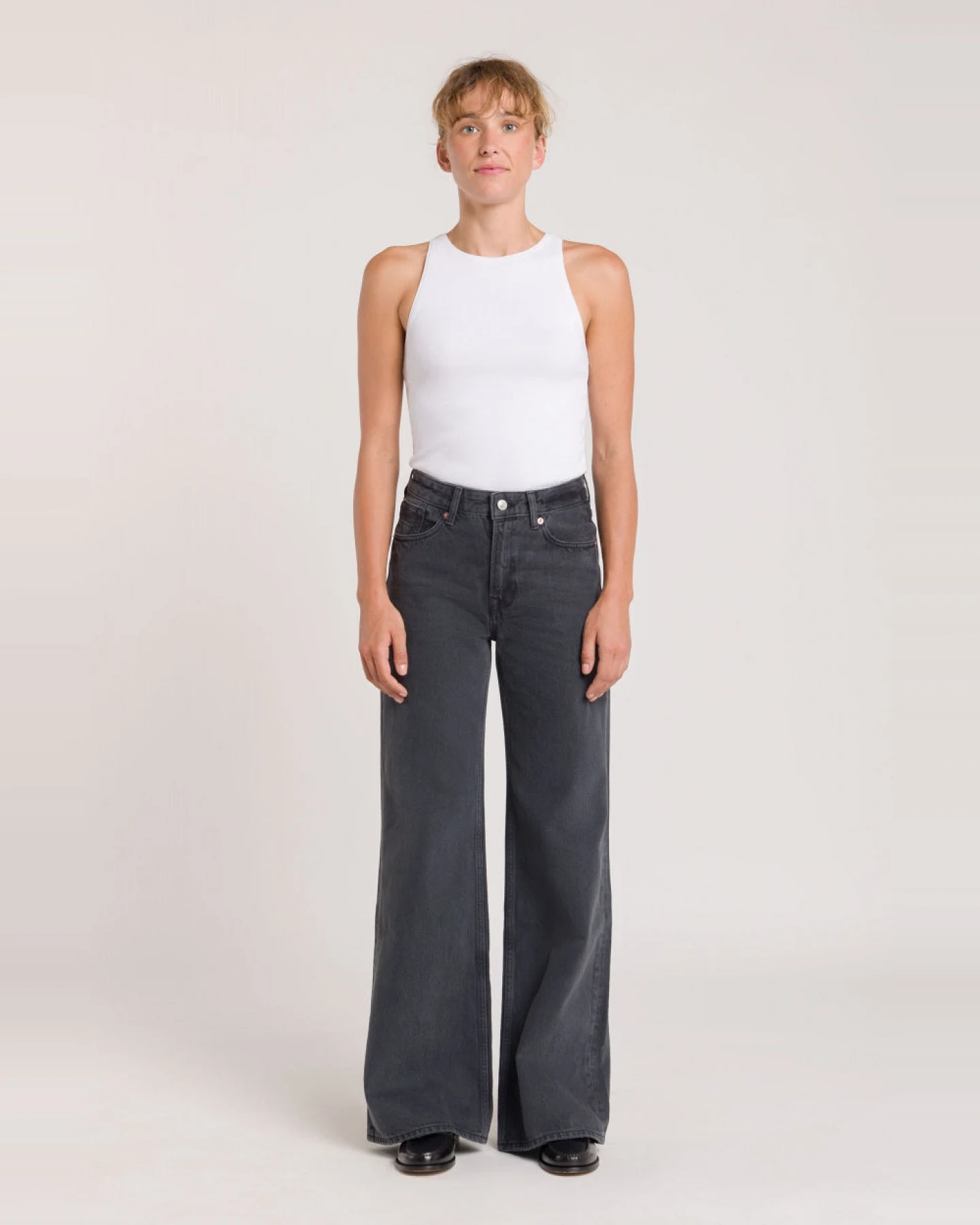 Kings of Indigo Damen vegan Jeans Jane Getragen Grau – Ansicht 2