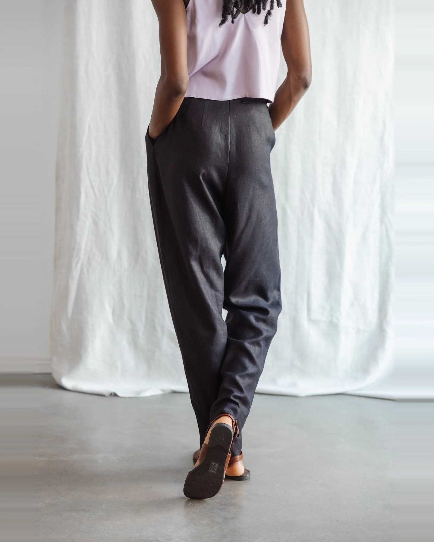 Jyoti - Fair Works Damen vegan Hose Plissiert Vishraam Schwarz – Ansicht 2