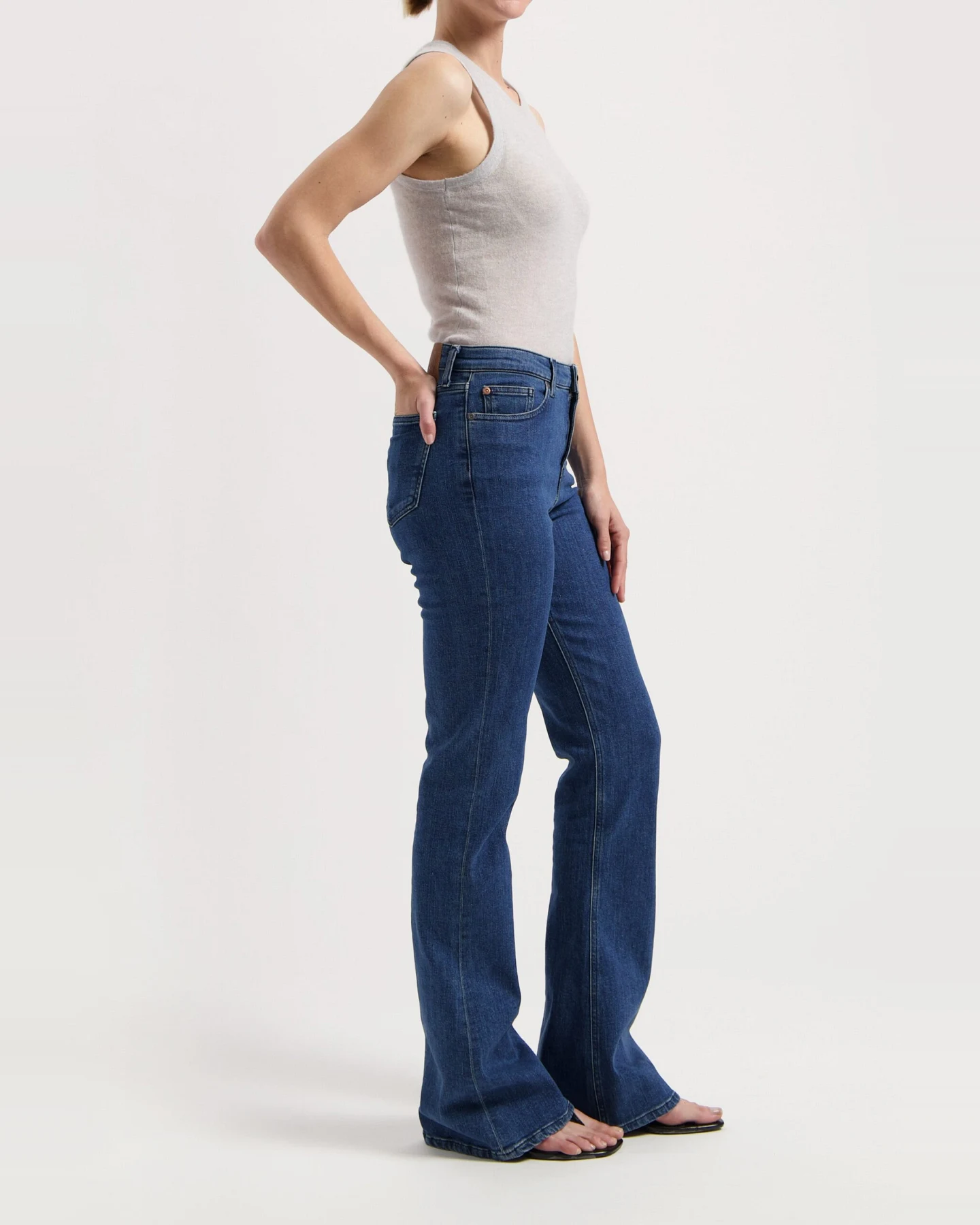MUD Jeans Damen vegan Jeans High Flared Isy Stone Indigo – Ansicht 2