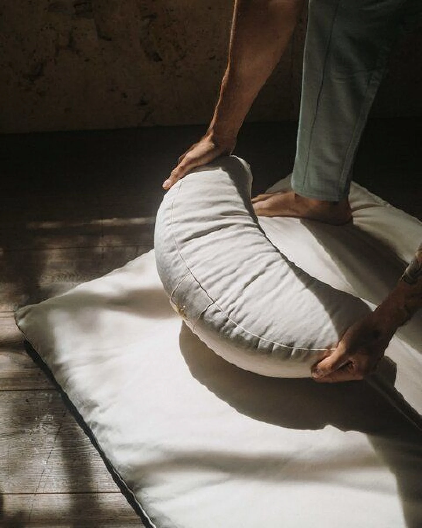 Lotuscrafts Yogakissen Halbmond Shanti - Halbmondkissen - GOTS Zertifiziert – Ansicht 4