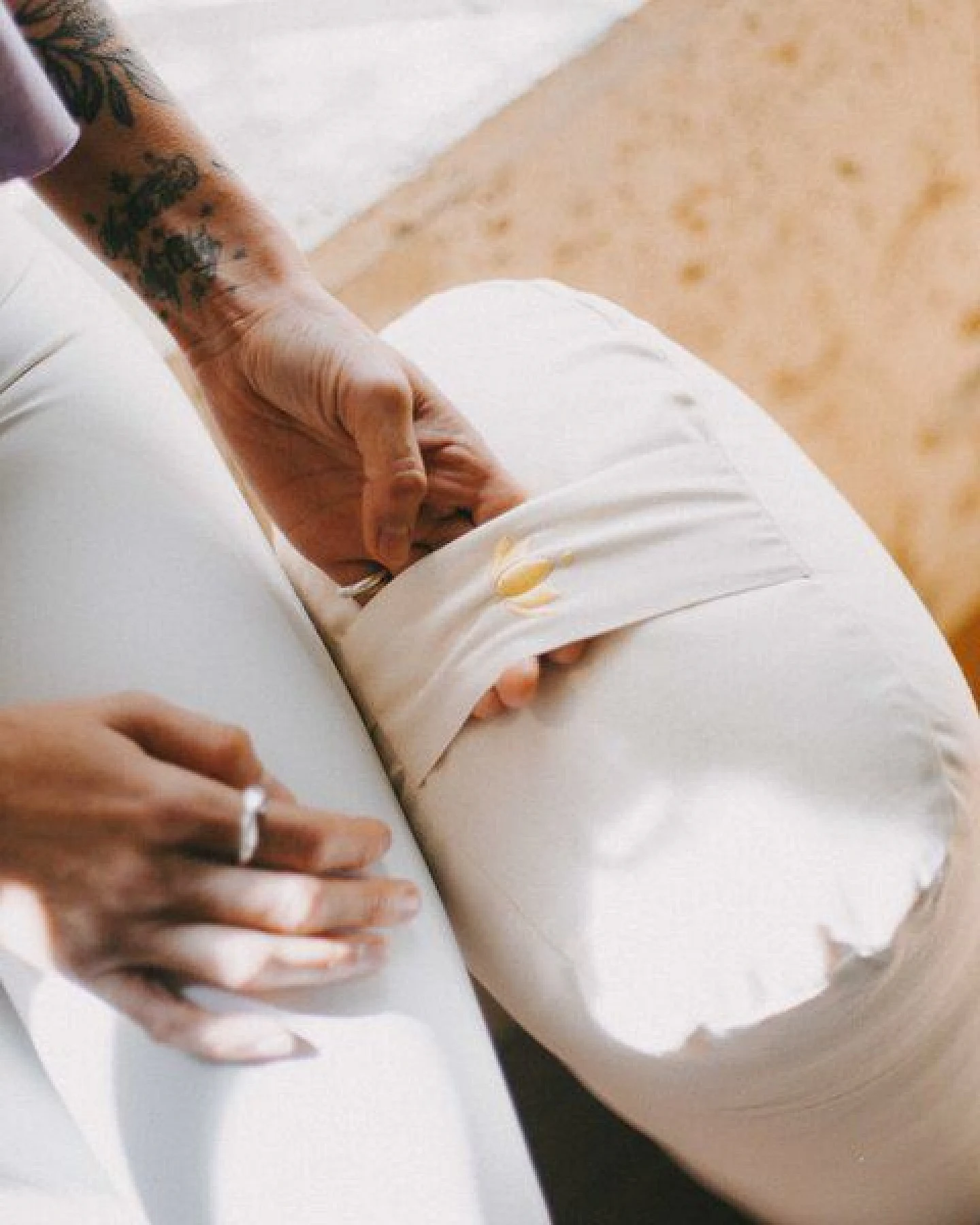Lotuscrafts BIO Großer Yoga Bolster RESTORATIVE L mit weicher Kapokwolle gefüllt – Ansicht 4