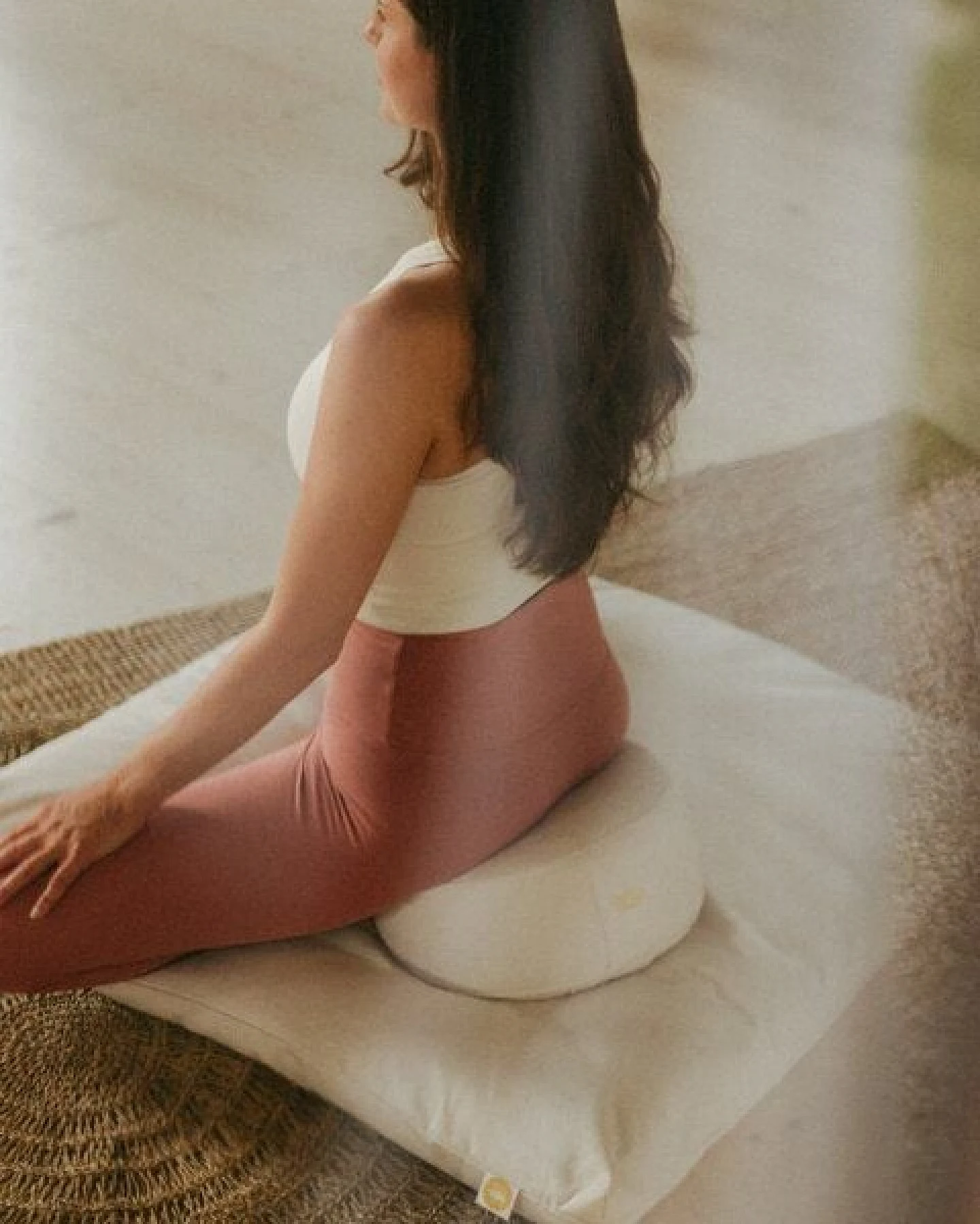 Lotuscrafts Meditationskissen Rund Lotus - Sitzhöhe 15cm - GOTS Zertifiziert – Ansicht 4