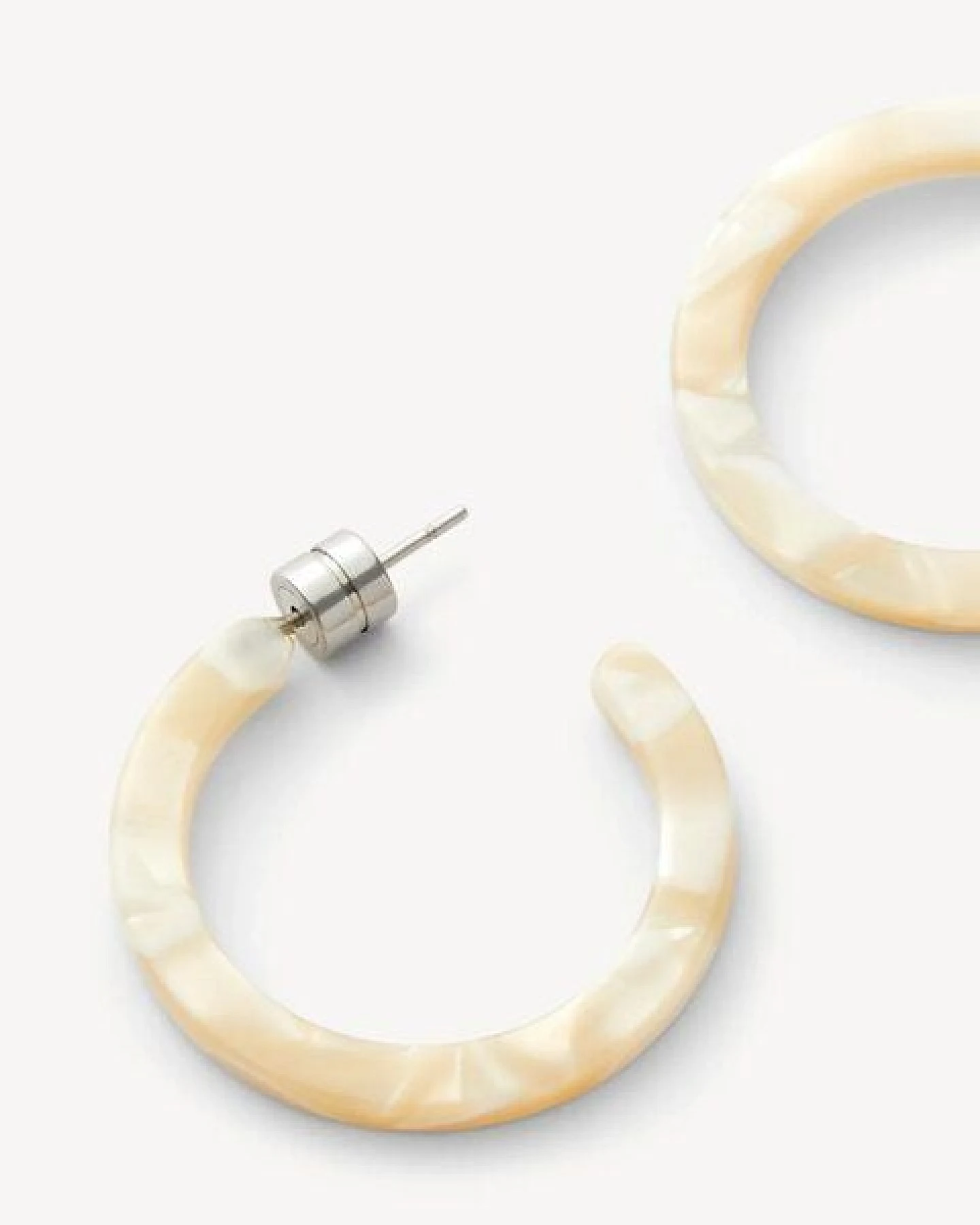 JAN N JUNE MACHETE Runde Ohrringe MINI HOOPS aus Acetat – Ansicht 2
