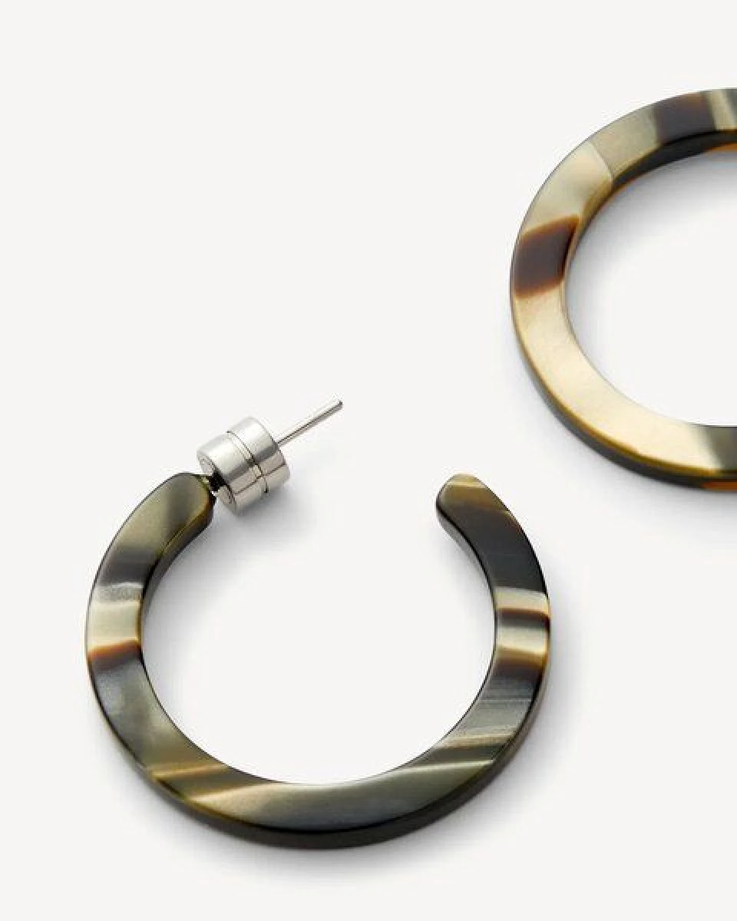JAN N JUNE MACHETE Runde Ohrringe MINI HOOPS aus Acetat – Ansicht 2