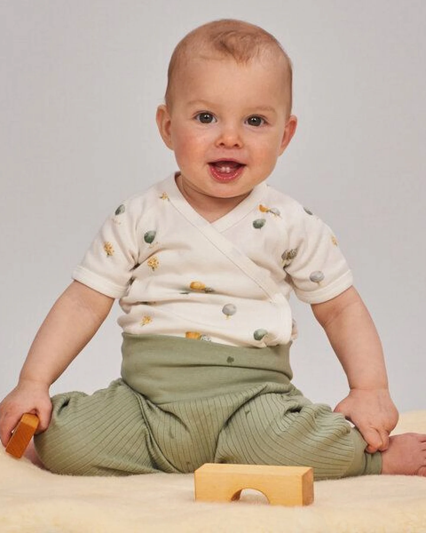 sense-organics Baby Wickelbody mit Baumdruck, Modell YGON – Ansicht 2