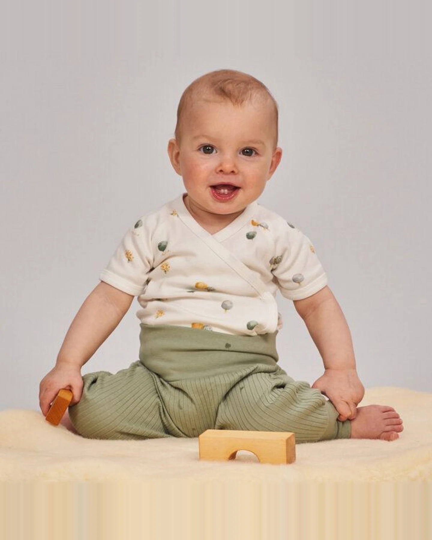sense-organics Baby Wickelbody mit Baumdruck, Modell YGON – Ansicht 2