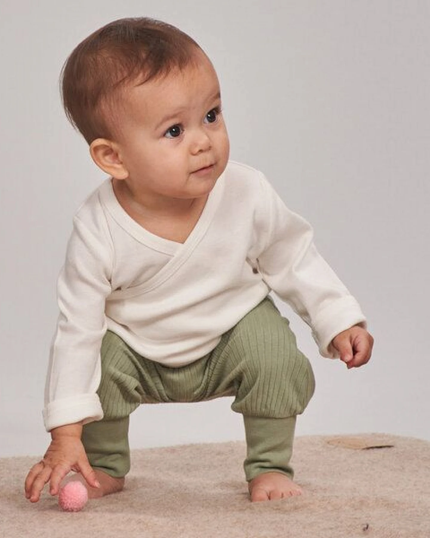 sense-organics Baby Wickelshirt in naturweiß, Modell VICTORIA – Ansicht 2