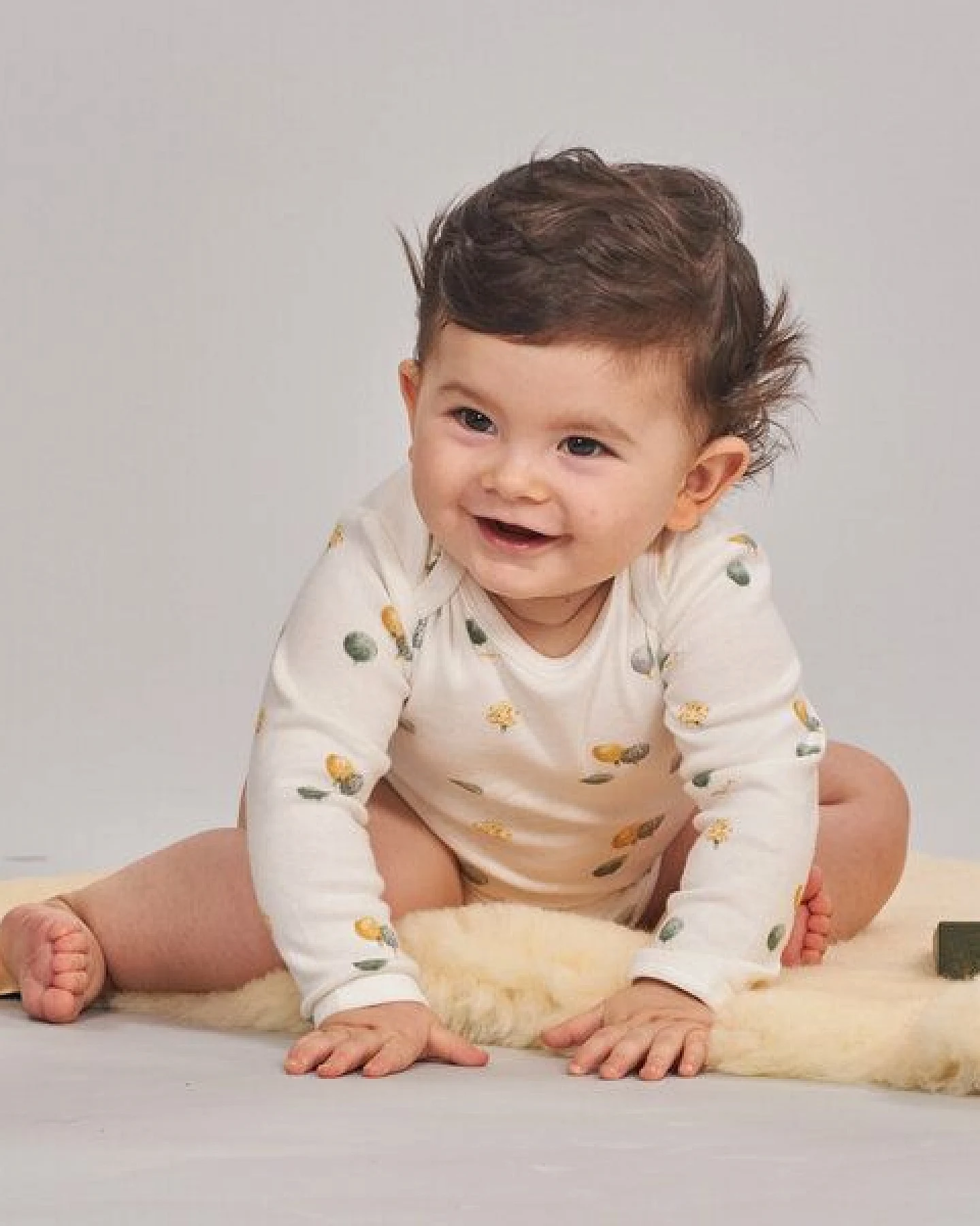 sense-organics Baby Body mit Baumdruck, Modell YVON – Ansicht 2