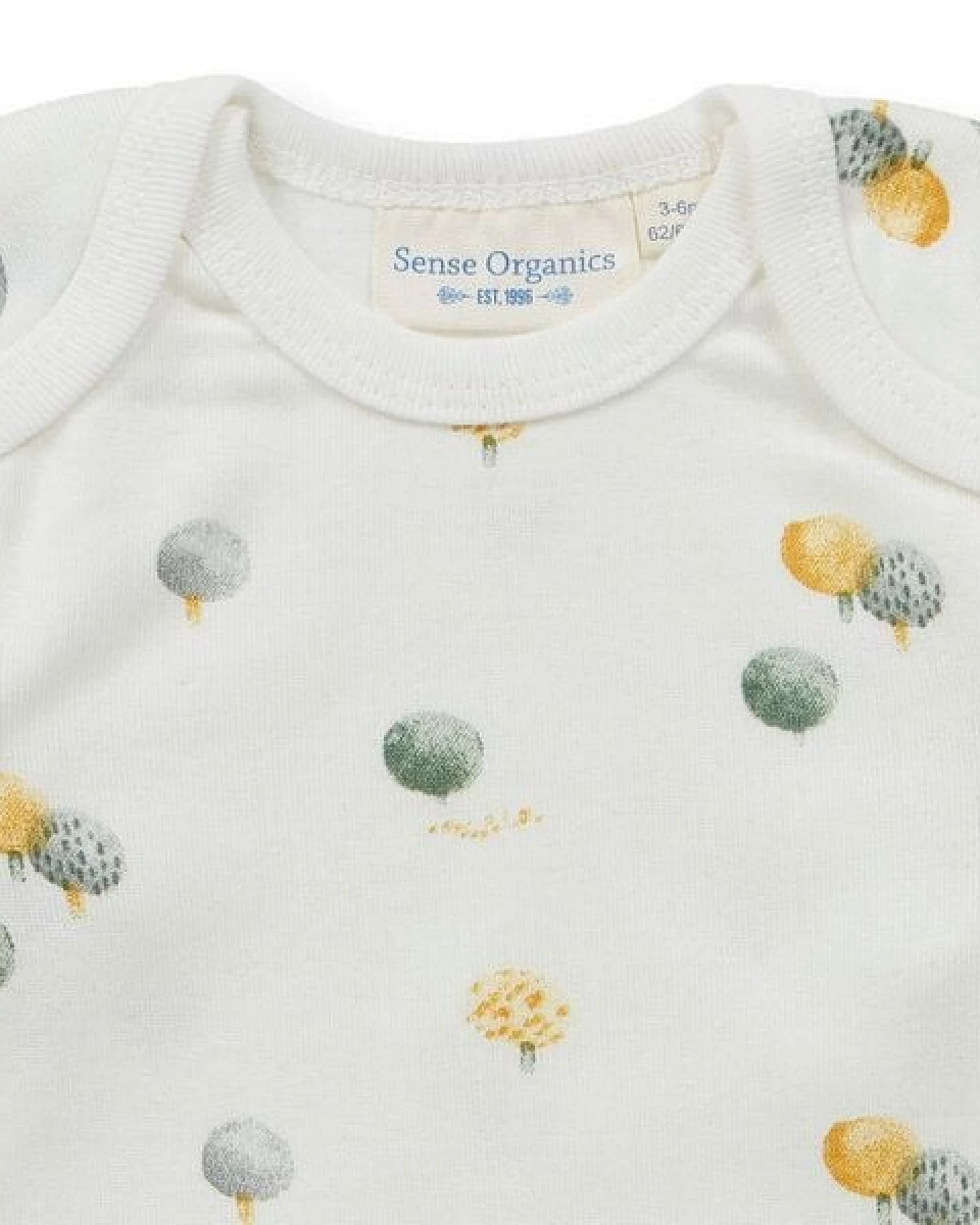 sense-organics Baby Body mit Baumdruck, Modell YVON – Ansicht 3
