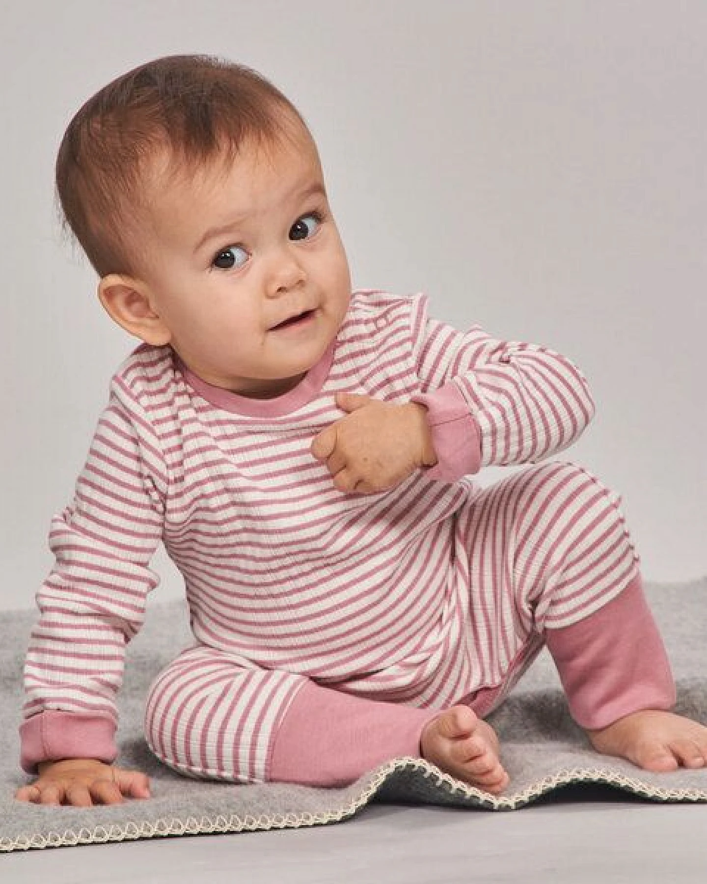 sense-organics Baby Strampler geringelt, Modell TONA – Ansicht 2