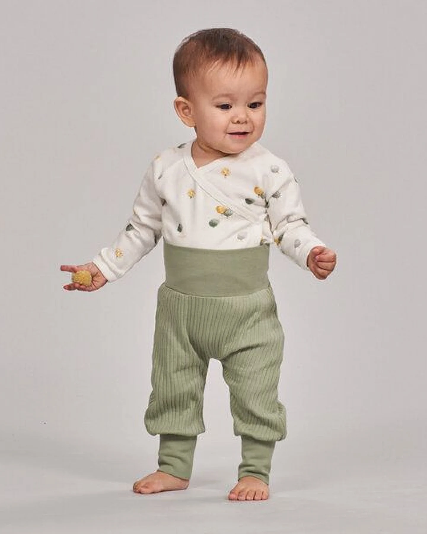 sense-organics Wickel Langarmbody mit Baumdruck, Modell YGON – Ansicht 2