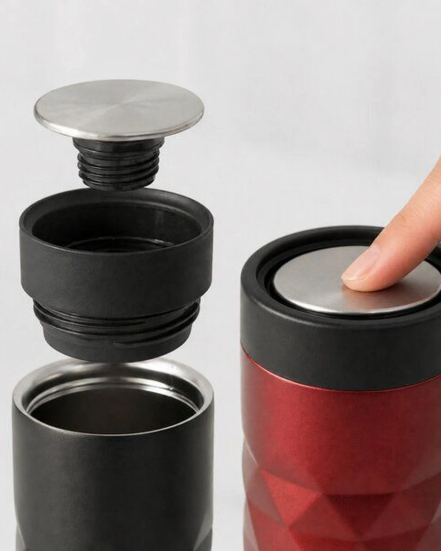 elasto Thermobecher 440 ml aus Edelstahl - doppelwandiger Kaffeebecher to go - auslaufsicherer Isolierbecher – Ansicht 3