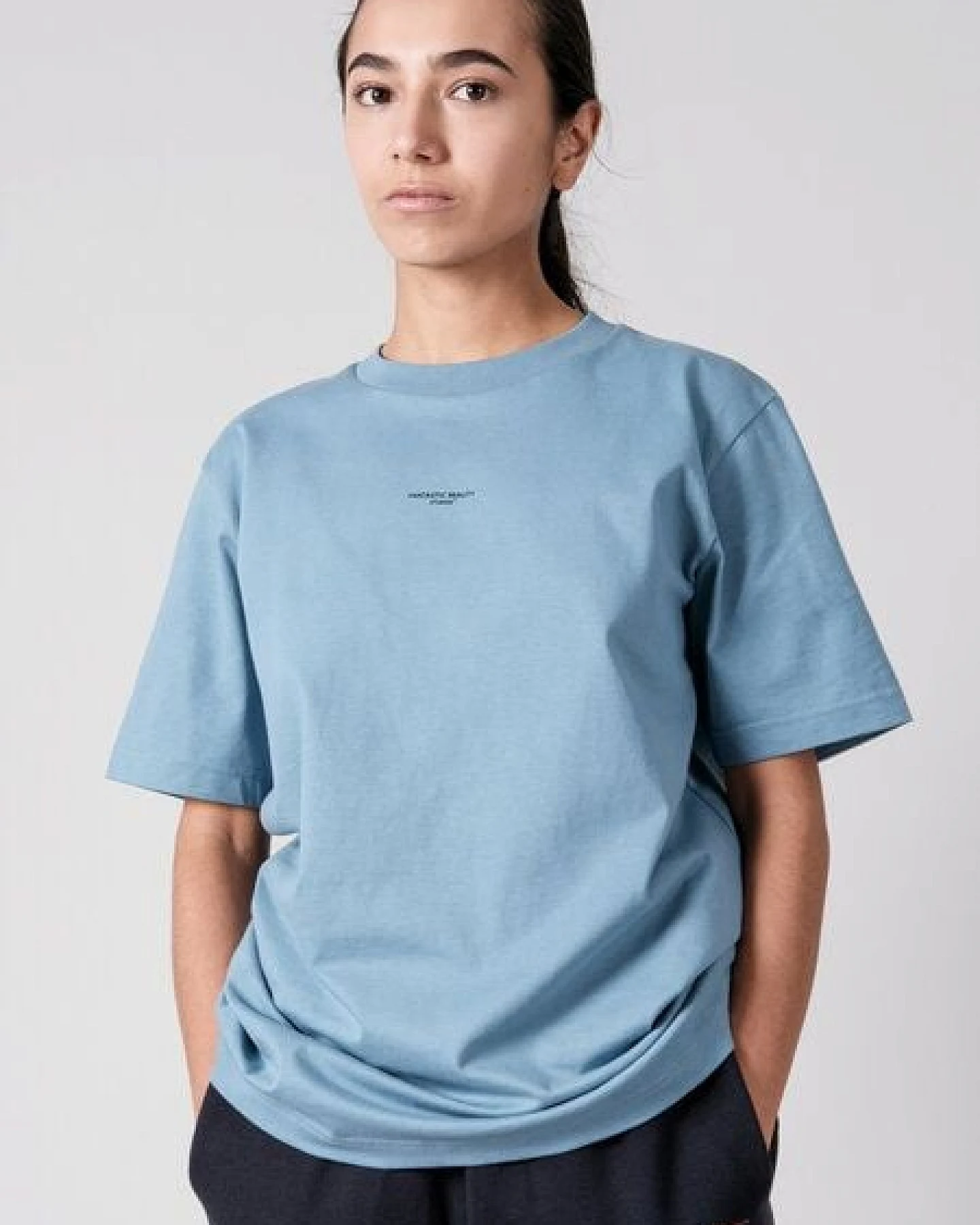 FANTASTIC REALITY STUDIOS LOGO BOXY FIT T-SHIRT – Bio-Baumwolle, Unisex – Ansicht 3