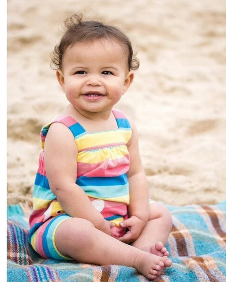 Frugi Spielanzug Hummel Latzhose Biene Beau Beach Dungaree Bright Rainbow Stripe/Bee