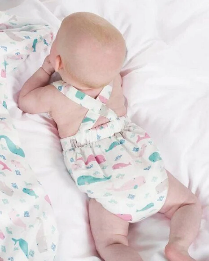 Frugi Sommer-Baby-Latzhose Walfisch-Print in weiss-rosa-türkis