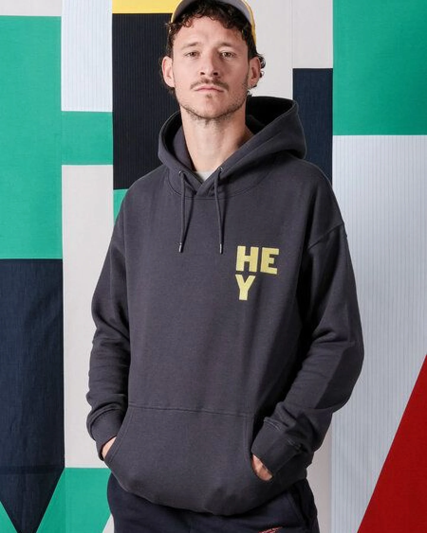 FANTASTIC REALITY STUDIOS HEY BOXY FIT HOODIE – Bio-Baumwolle, Unisex – Ansicht 2